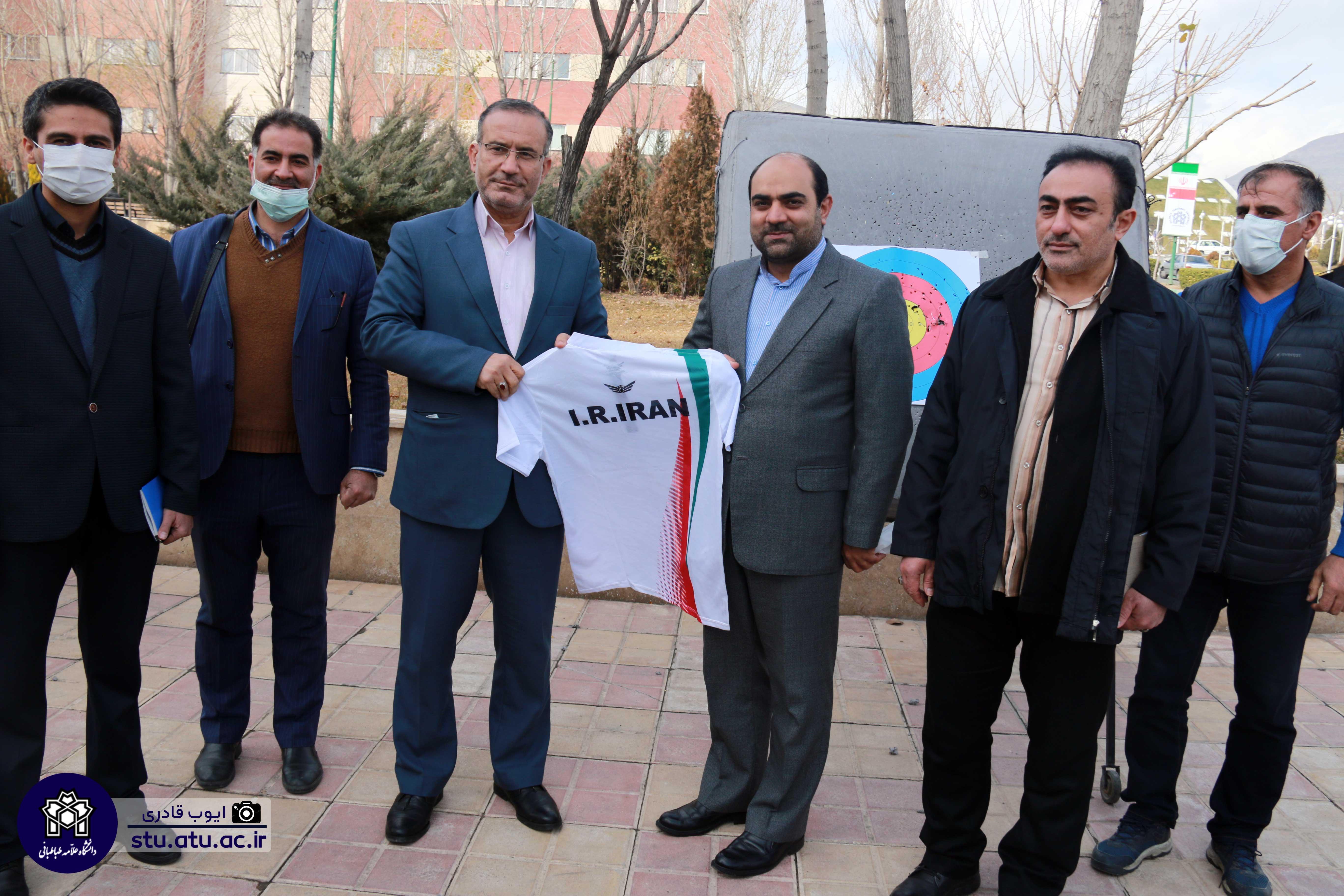 اهدای پیراهن تیم ملی تیراندازی با کمان به معاون دانشجویی دانشگاه علامه
