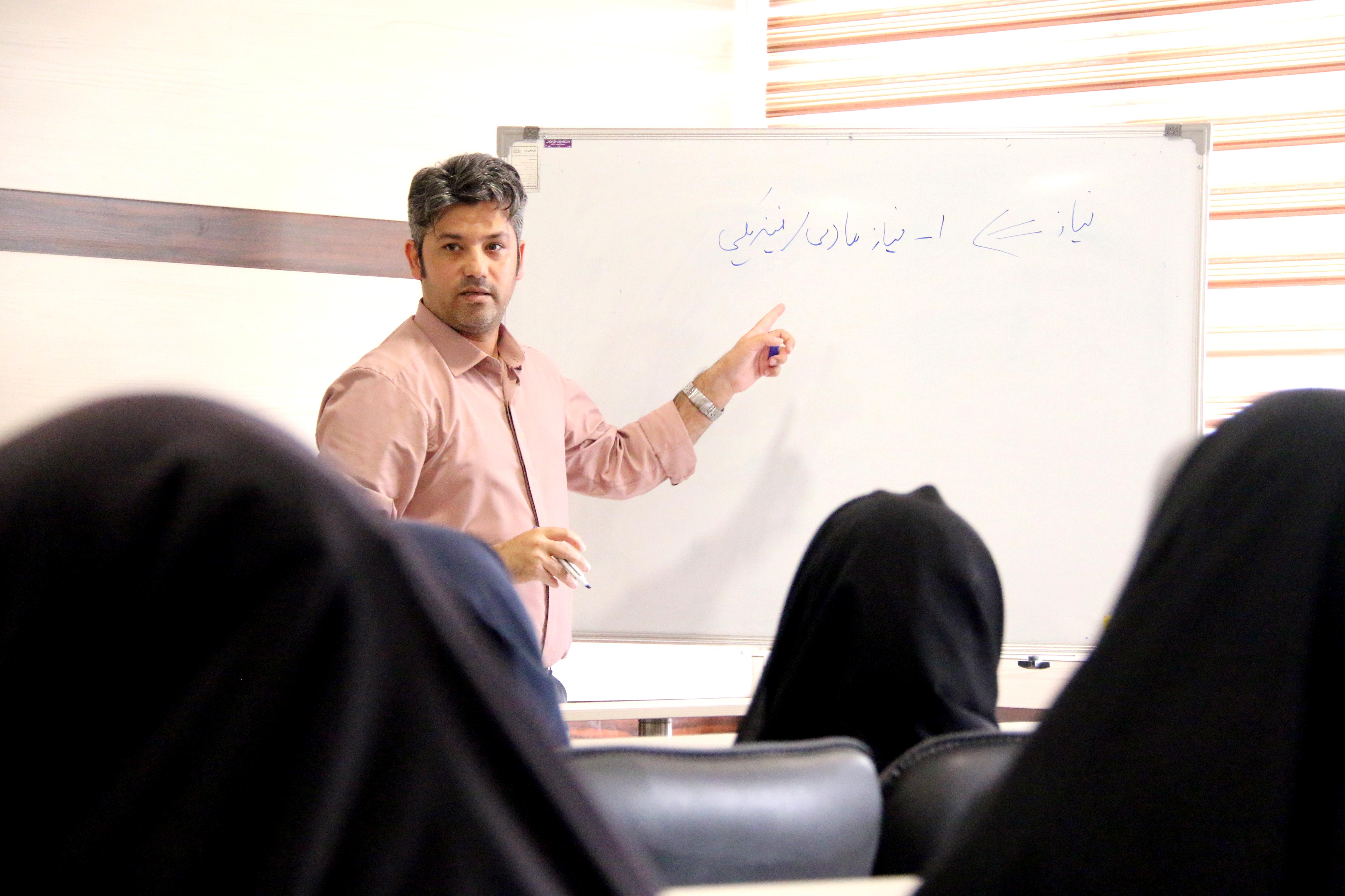 کارگاه گفت‌وگوی همدلانه؛ ارتقای نشاط روان‌شناختی در محیط کار و خانواده برای کارکنان معاونت دانشجویی