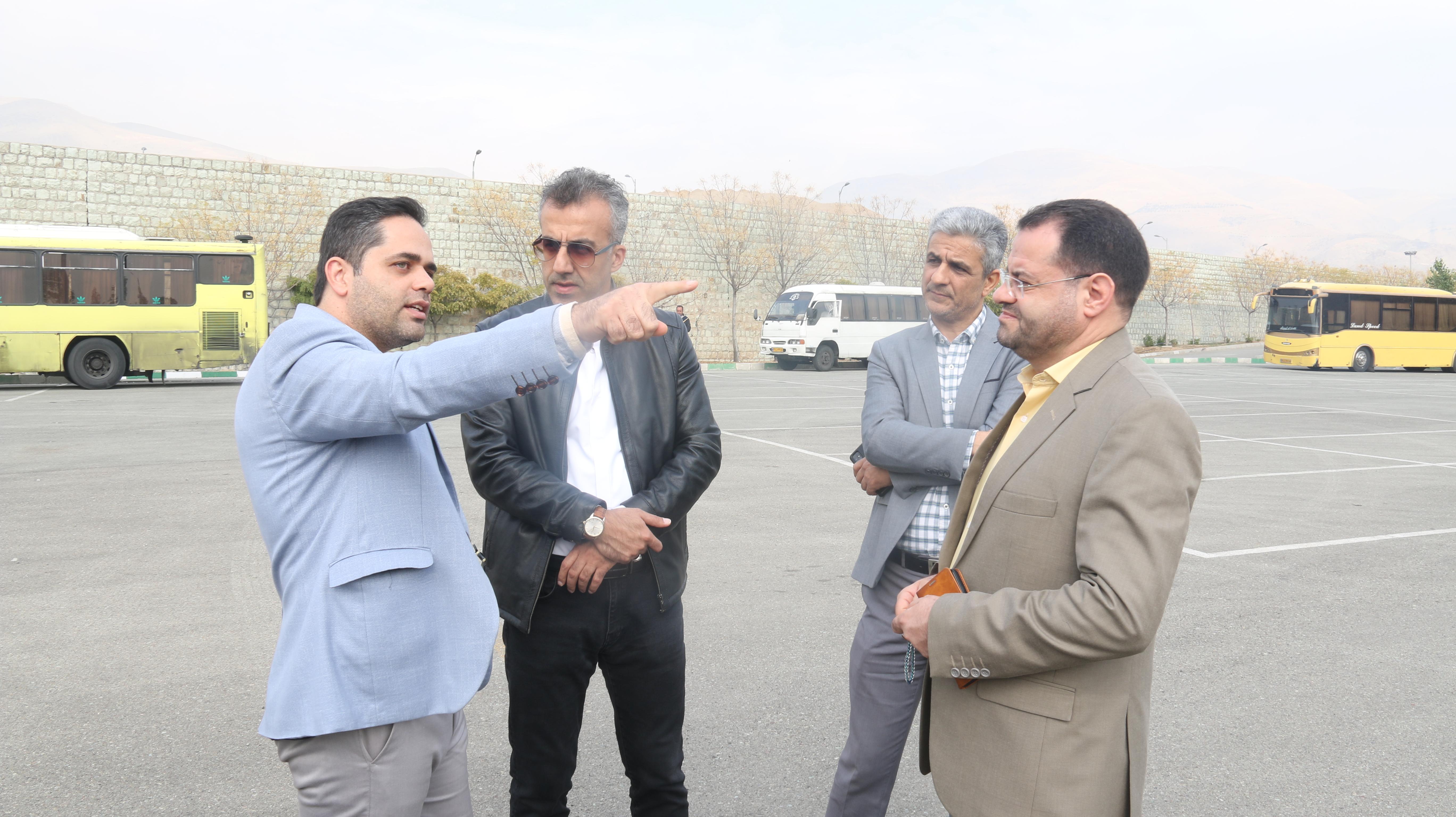 بازدید مشاور رئیس دانشگاه علامه طباطبائی از محل استقرار سرویس‌های رفت‌وآمد خوابگاه‌ها
