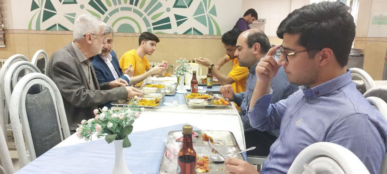 بازدید سرزده رئیس دانشگاه و معاون دانشجویی از سالن غذاخوری شایستگان
