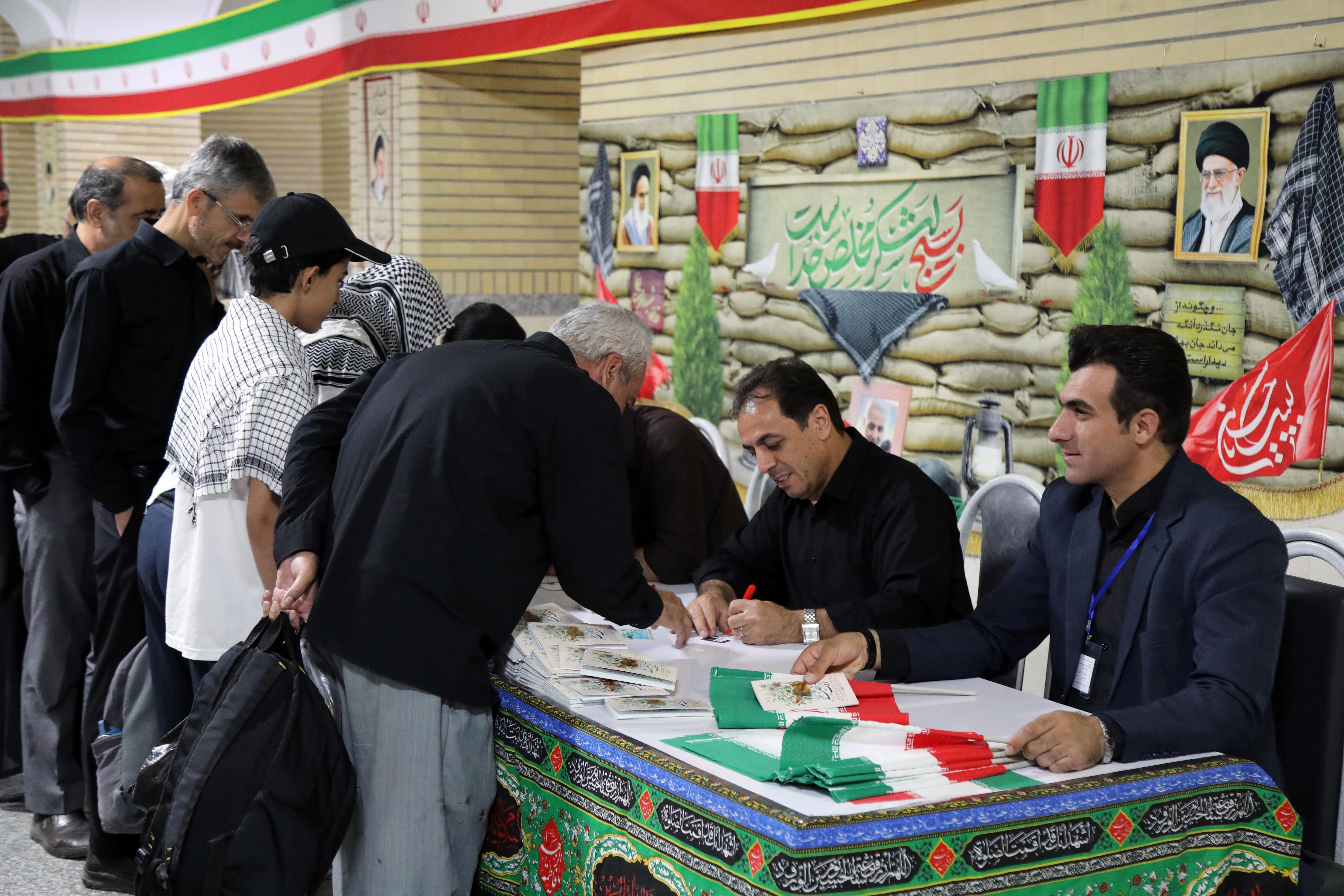 استقبال دانشگاه علامه طباطبائی از زائران مراسم وداع و تشییع رهبر شهید انقلاب+ تصاویر