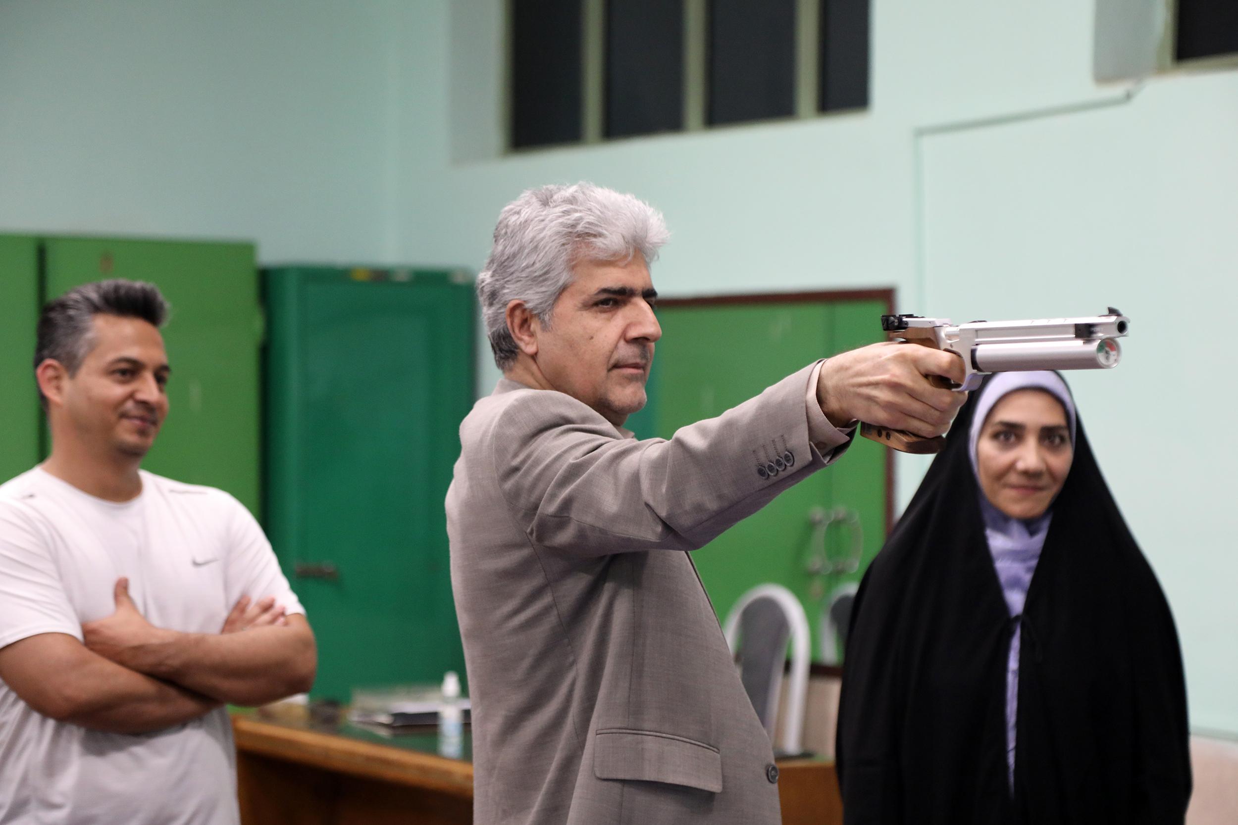 بازدید رئیس دانشگاه علامه طباطبائی از تمرین تیم منتخب تیراندازی دختران و پسران